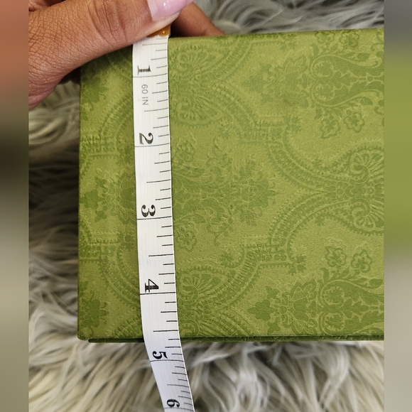 Gucci Box and pillow - Picture 10 of 10